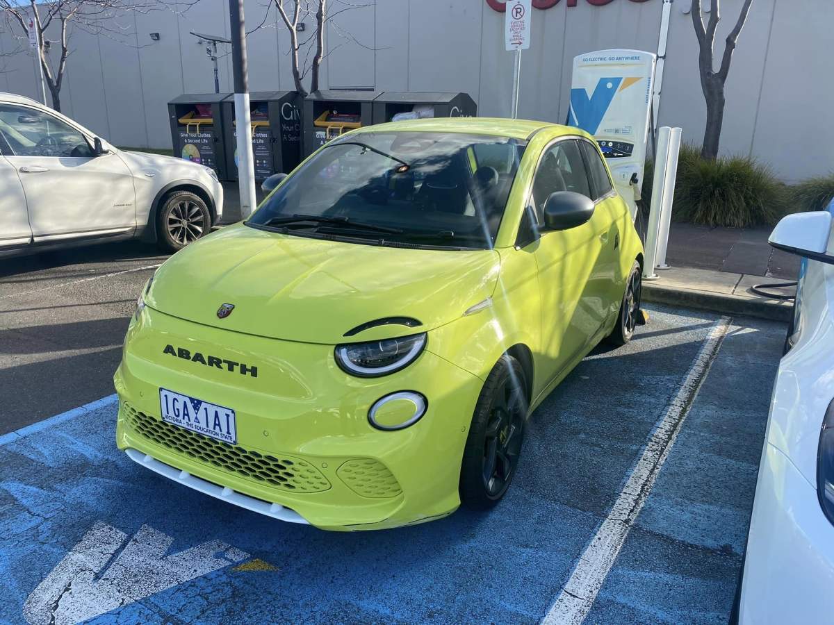 „Fiat“ brūkšnys yra 20 000 USD nuolaidų 500E dviejų durų „City Electric“ hečbeko kaina
