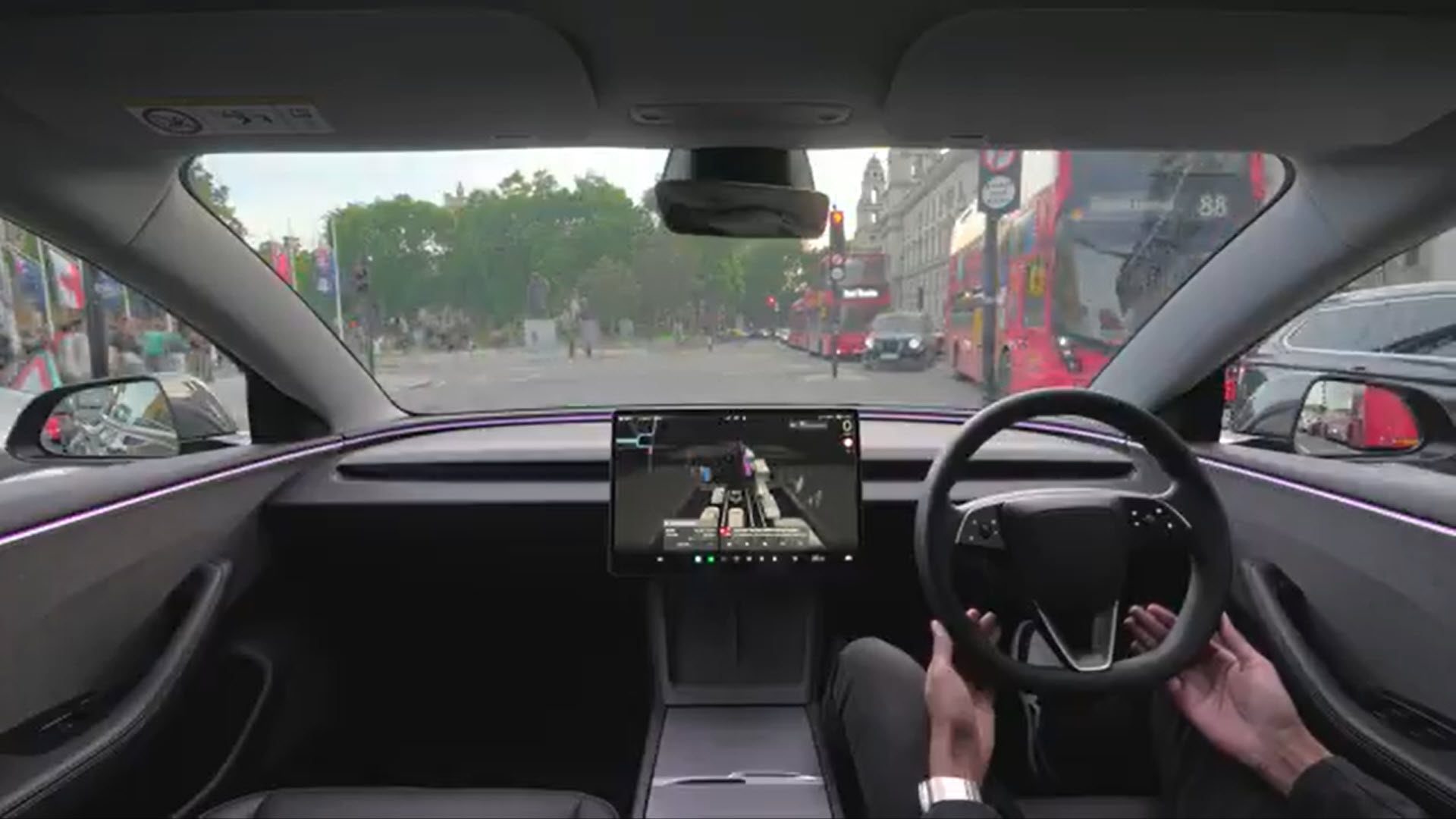 „Tesla“ dabar važiuoja į JK su prižiūrimu FSD testavimo vitrina po Australijos