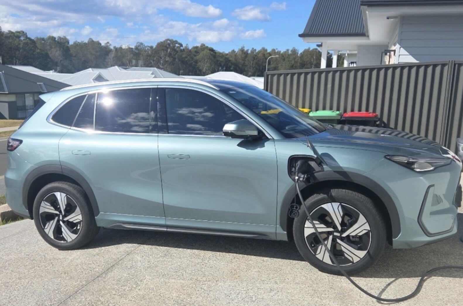 Australijos tinklo inžinierius testuoja V2G su savo „Geely X5“, siūlo žvilgsnį į ateitį