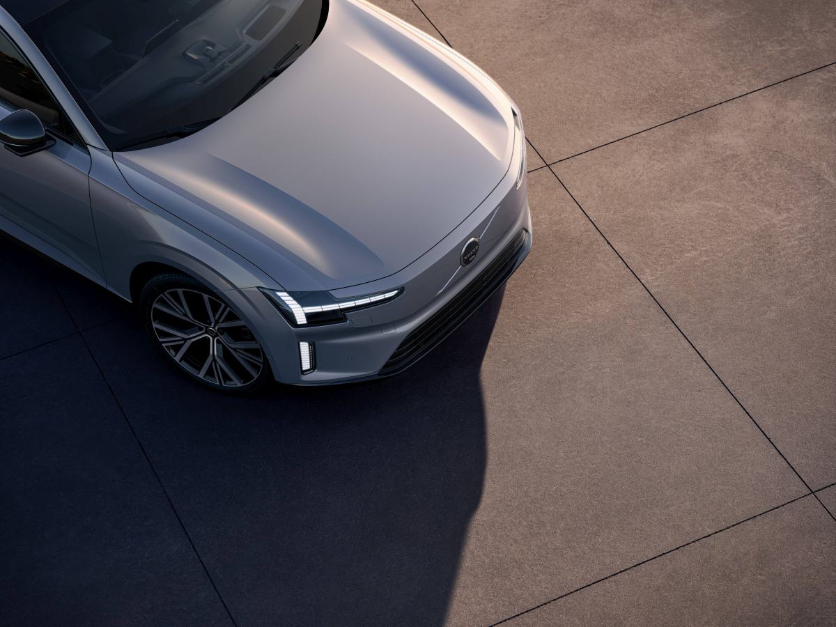 „Volvo“ praneša apie „ES90“, savo pirmojo elektrinio sedano kainą