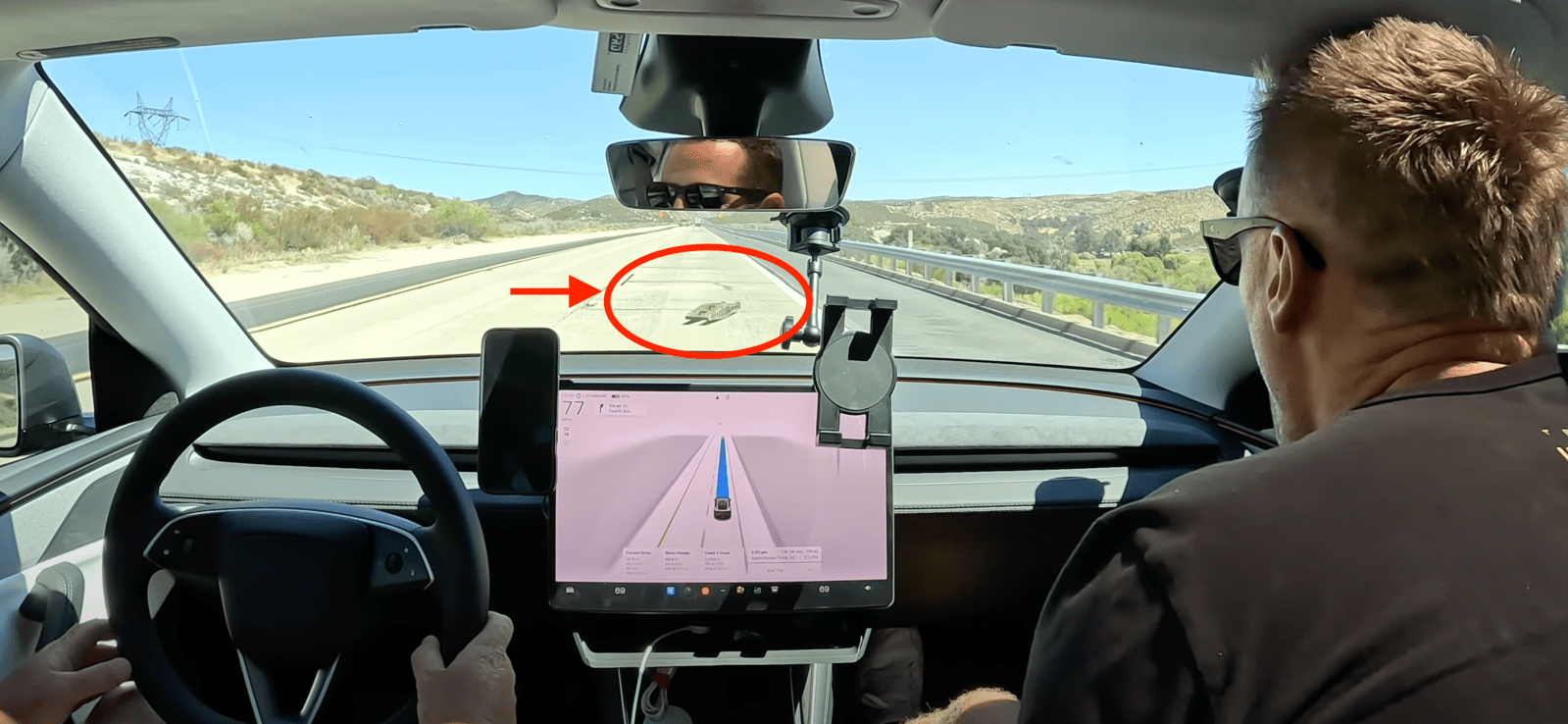 „Tesla“ influenceriai išbandė Elono Musko savarankišką vairavimą nuo kranto iki kranto, sudužo prieš 60 mylių