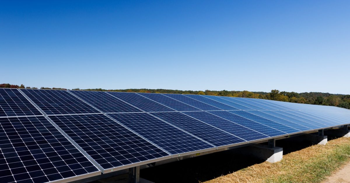 PAV: dominuoja saulės energija + saugykla, iškastinis kuras sustings iki 2025 m. rugpjūčio mėn