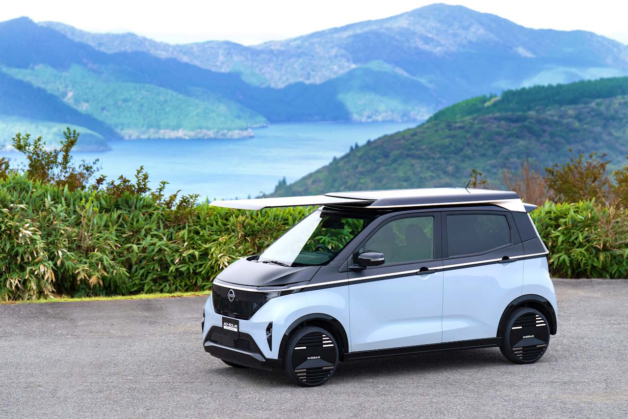 „Nissan“ pristato elektromobilio prototipą su ištraukiamu saulės stogu, kad padidintų nuotolį