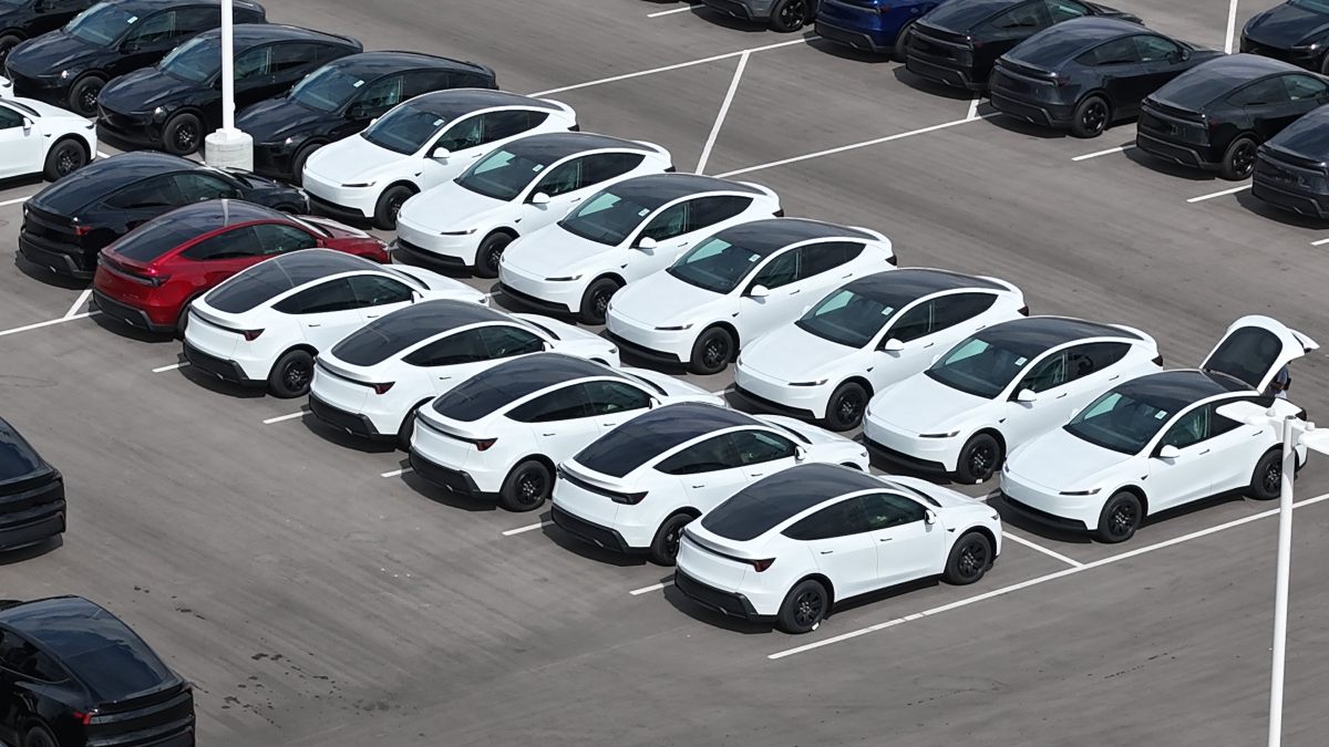 „Tesla“ pradeda pigesnių elektromobilių gamybą, o pirmieji pirkėjai netrukus pristatys prekes