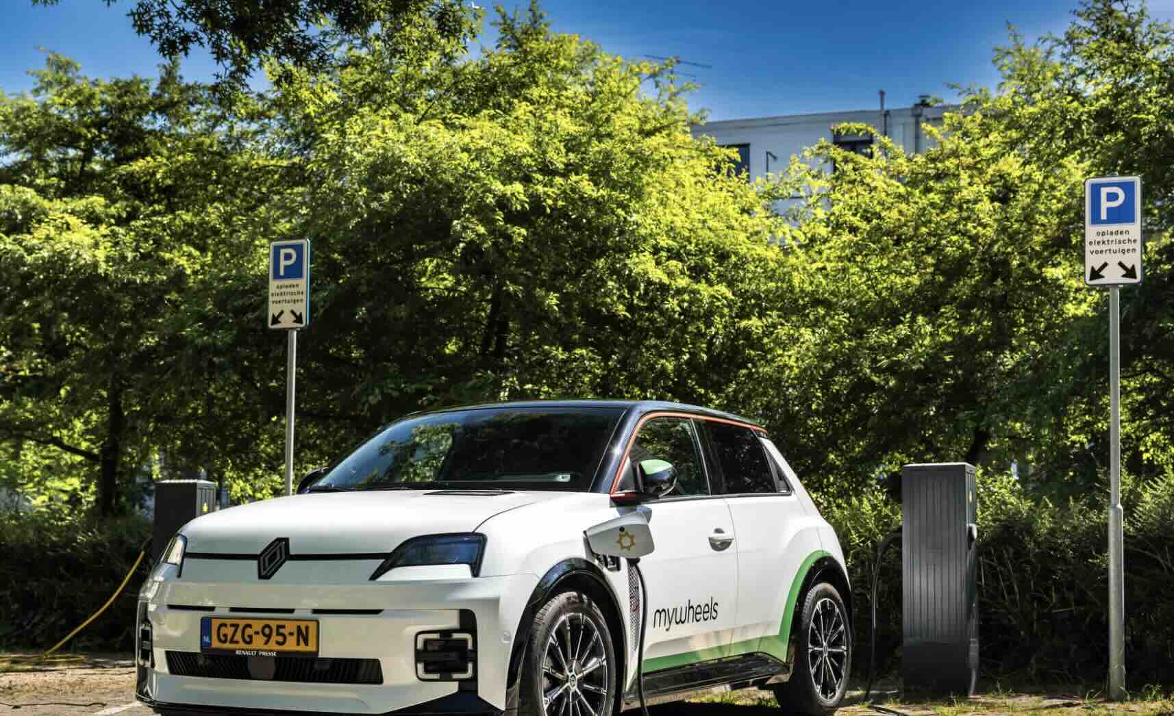 Bendras transporto priemonių parkas su tinklu, padedantis sumažinti tinklo spūstis vakaro piko metu