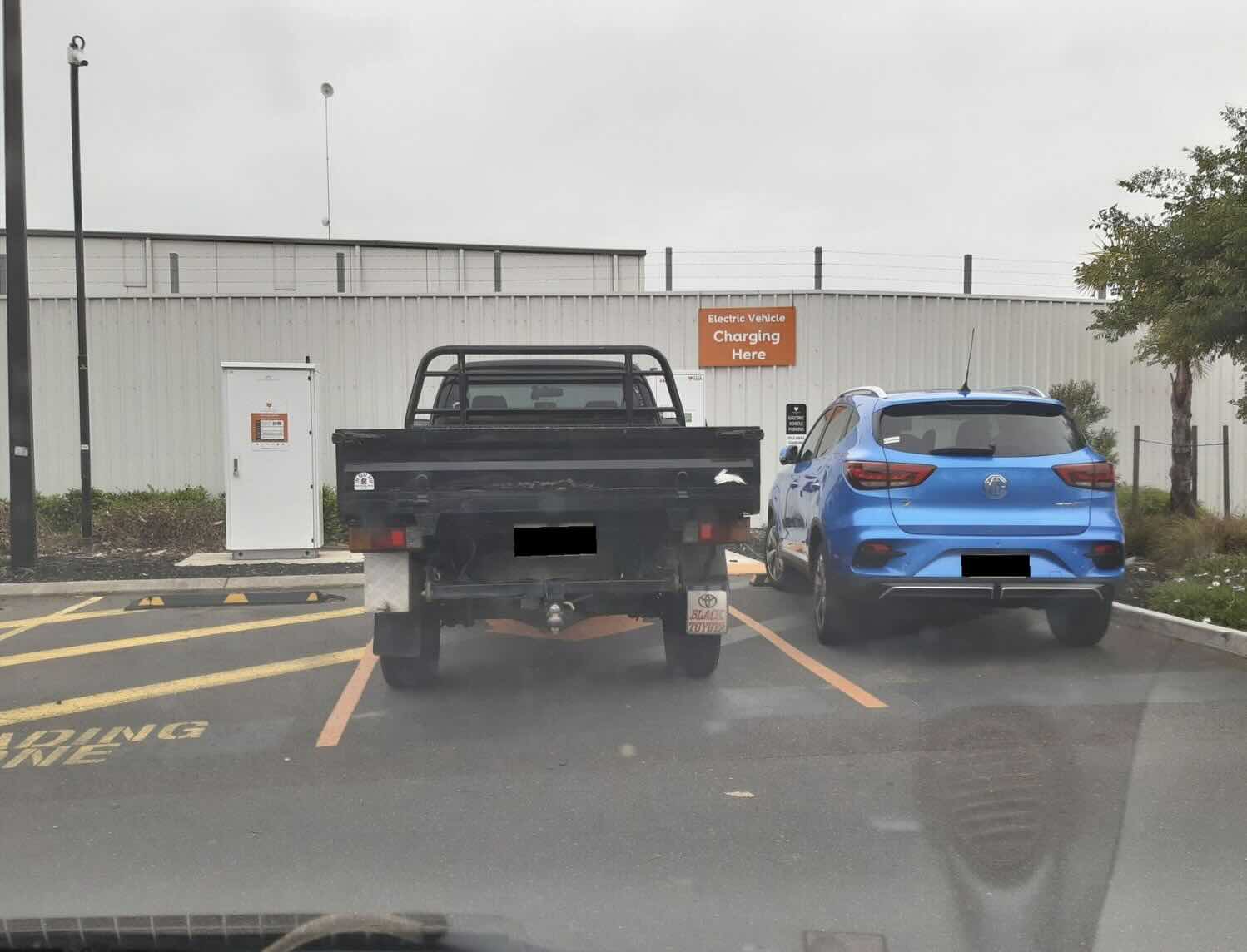 Daugiau nei 160 000 baudų skirta už netinkamą elektromobilių įkrovimo vietų naudojimą