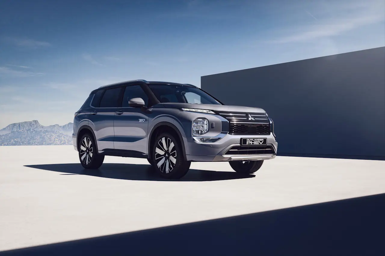 „Mitsubishi“ padidina baterijos talpą ir „Outlander PHEV“ diapazoną