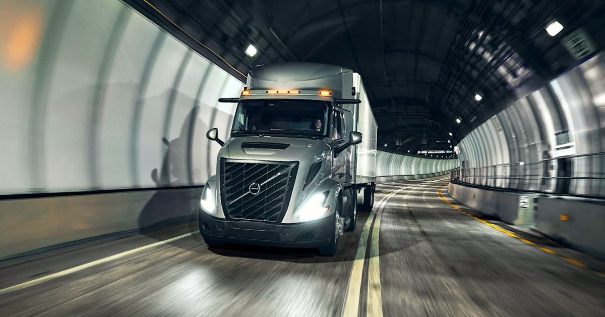 „Volvo“ pastebi, kad elektrinių pussunkvežimių prekybos tinklas labai auga