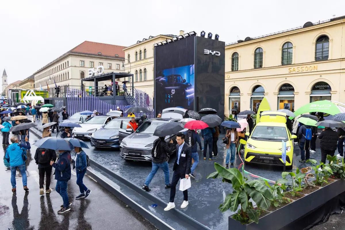 Žalieji netikėtai laimėjo Vokietijos automobilių pramonę, kuriai gresia Kinijos elektromobiliai