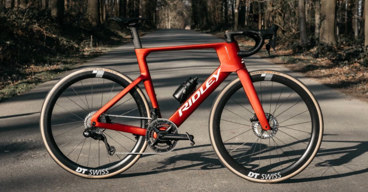 Ar galite pasakyti, kad šis slidus plento dviratis slepia elektros variklį?