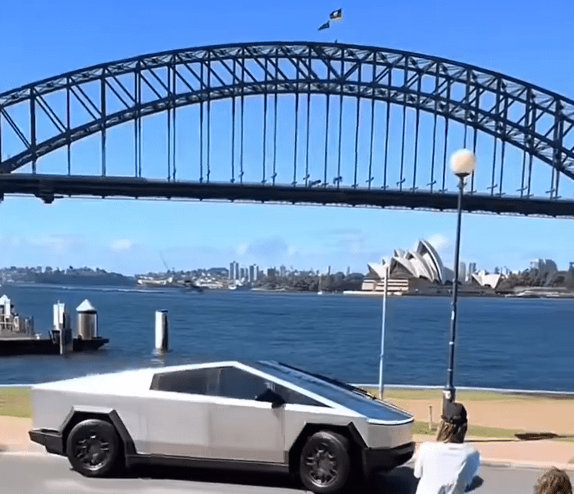 „Tesla“ padidins „Cybertruck“ kainą praėjus kelioms dienoms po pigiausio varianto pristatymo