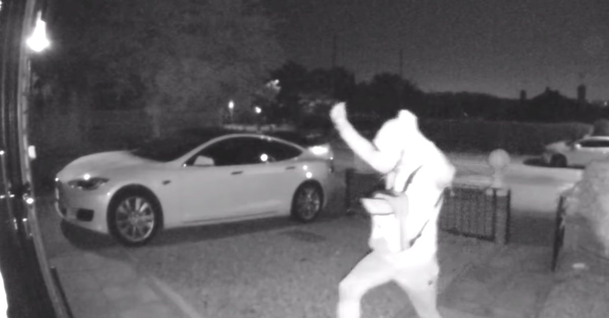 „Tesla“ vadovas Kongresui sako „niekas niekada“ nekontroliavo jos transporto priemonių, bet tai netiesa