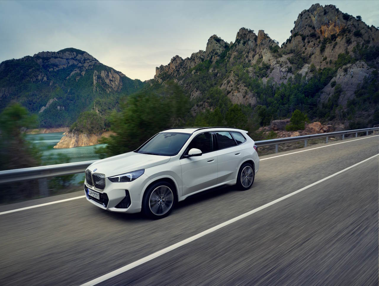 BMW sumažino visiškai elektrinių iX1 ir iX2 elektrinių modelių kainas