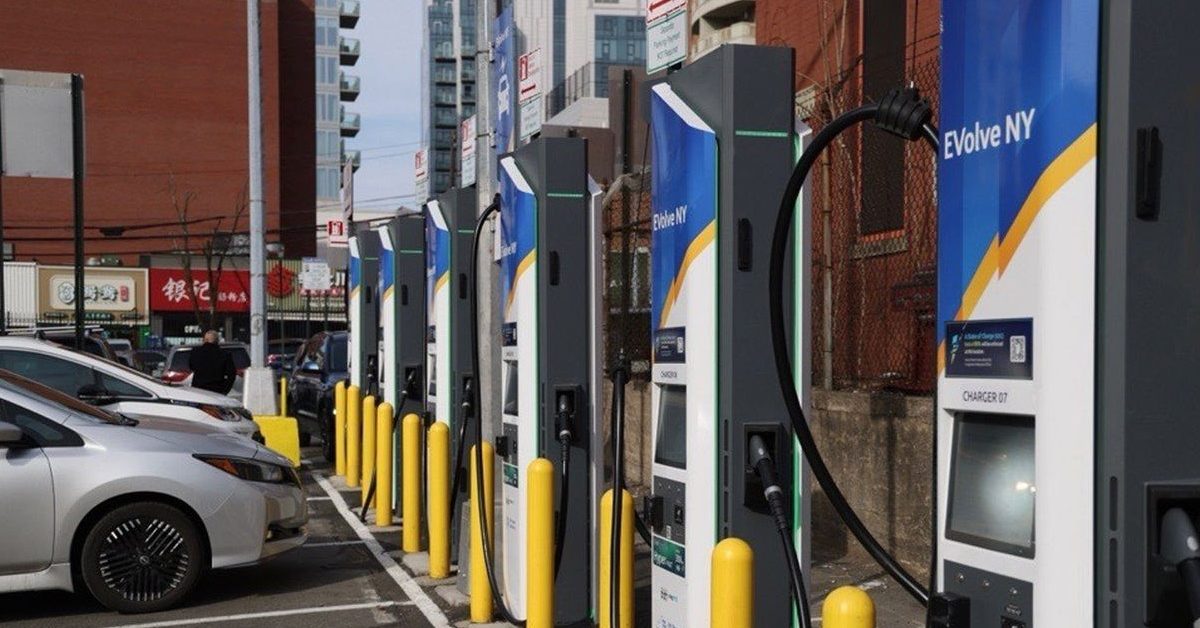 NYC ką tik atsisakė 360 kW įkroviklių ten, kur vairuotojams jų tikrai reikia
