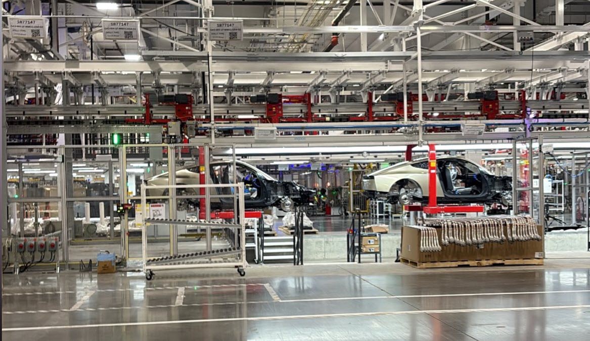 „Tesla Cybercab“ buvo pastebėta gamybos linijoje prieš pradedant statyti