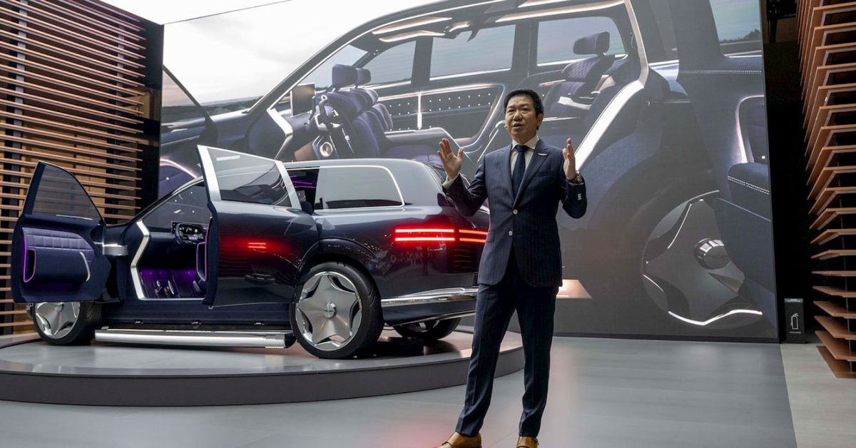 Genesis GV90 salonas nesandarus su itin prabangiomis savybėmis, didžiuliais ekranais