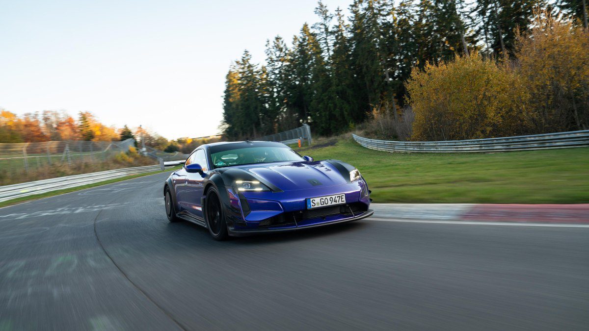 „Porsche“ susigrąžino greičiausio elektrinio sedano titulą garsiojoje Vokietijos Niurburgringo trasoje