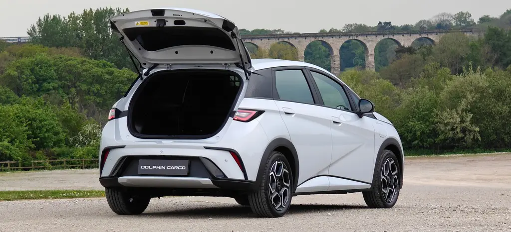 BYD pristato naują „Dolphin“ variantą kaip mažą, pigų elektrinį krovininį furgoną