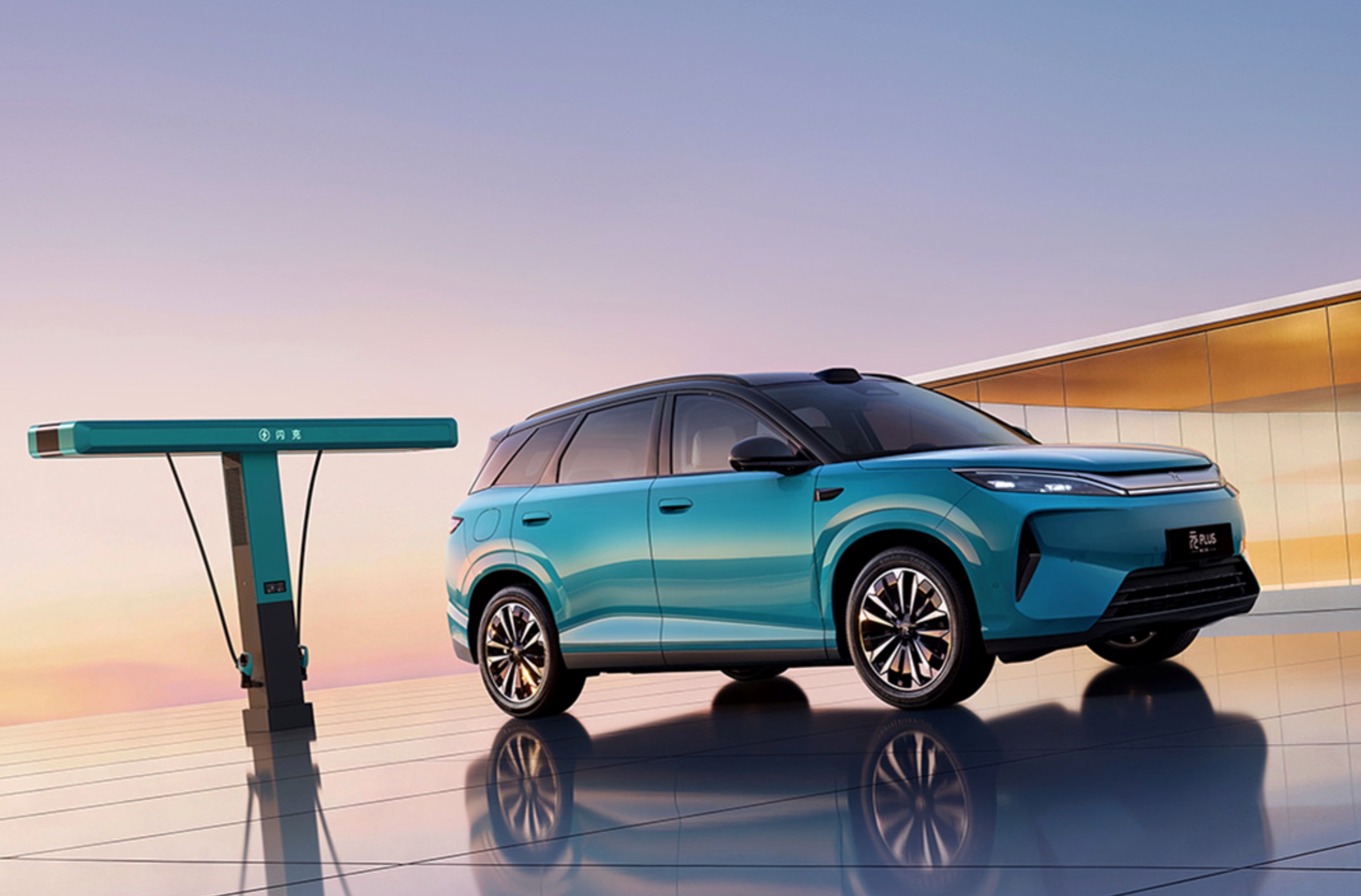 BYD pristato naują Atto 3 su blykstės įkrovimu, naujomis baterijomis ir žema kaina